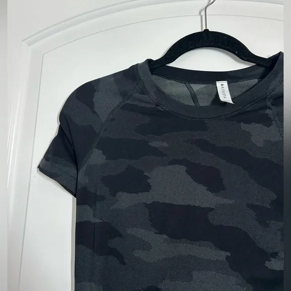 Athleta Momentum Camo Black Seamless T Shirt size small atheisure athletic NWT - Picture 4 of 13